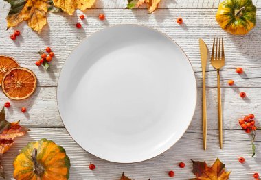 Boş tabak ve sonbahar elementleri, yukarıdan görünüm