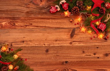 Noel süsleri, köknar dalları, çam kozalakları ve ağaçta Noel ışıkları