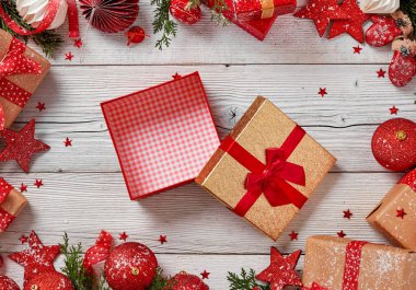 Noel süsleriyle çevrili Noel açık hediye kutusu