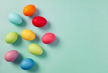 Pastel yeşil arka planda fotokopi alanı olan Paskalya yumurtaları