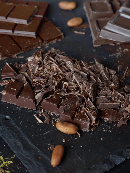 Bakken gehakte chocolade — Stockfoto