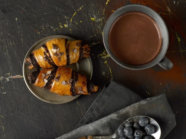 Croissant und Schokoladenmilch — Stockfoto