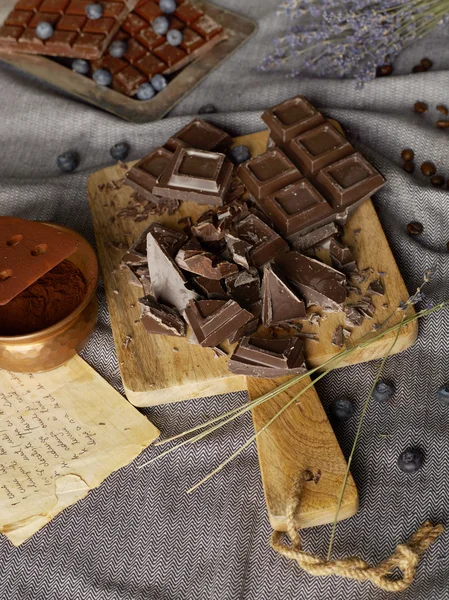 Dunkle Schokolade auf Trencher — Stockfoto