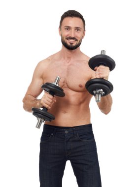 Adam ağırlık kaldırıyor.