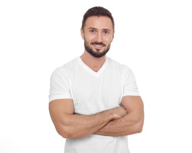 Neşeli adam kameraya bakan