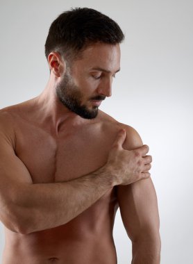 Omuz ağrısı, gri arka plan