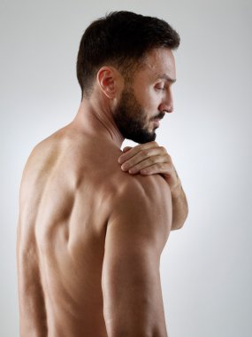 Omuz ağrısı, gri arka plan