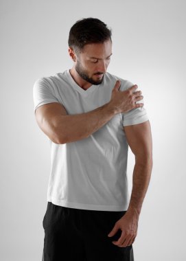Omuz ağrısı, gri arka plan