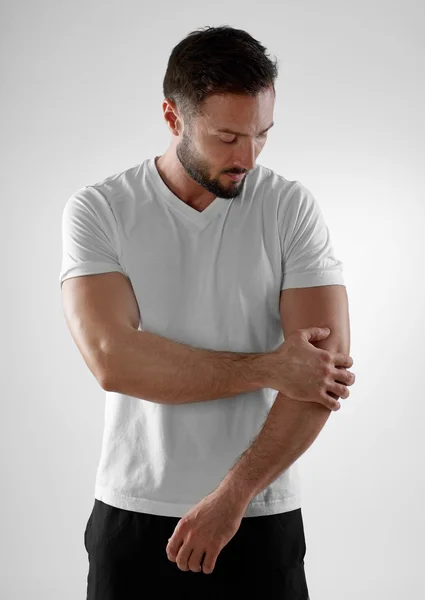 Elbow pain, gray background — Stock Photo, Image