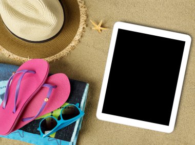 Kum üzerinde Tablet ve plaj aksesuarları