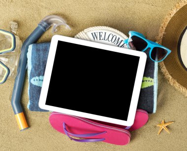 Kum üzerinde Tablet ve plaj aksesuarları
