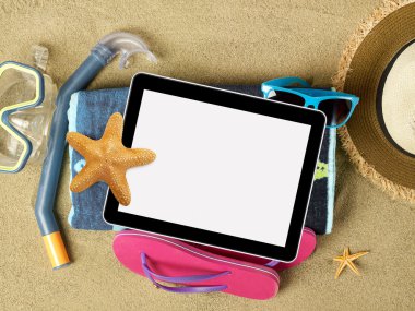 Kum üzerinde Tablet ve plaj aksesuarları