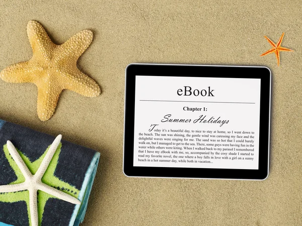 해변에서 ebook 태블릿 — 스톡 사진