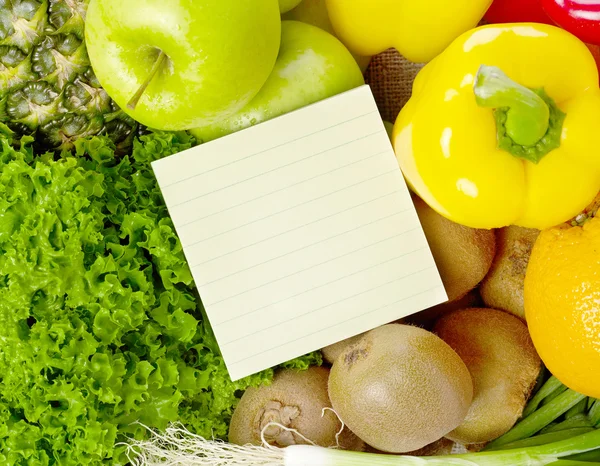 Het winkelen lijst op fruit en groente — Stockfoto