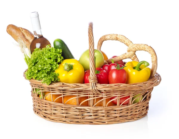 Корзина с фруктами и овощами — стоковое фото