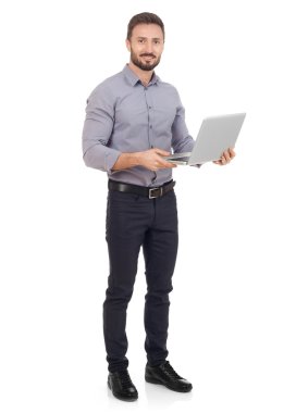 bir dizüstü bilgisayar ile neşeli adam