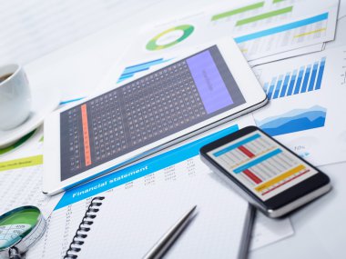 Tablet ve Resepsiyon üstünde hareket eden telefon