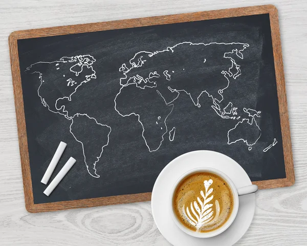 Карта мира и чашка кофе — стоковое фото