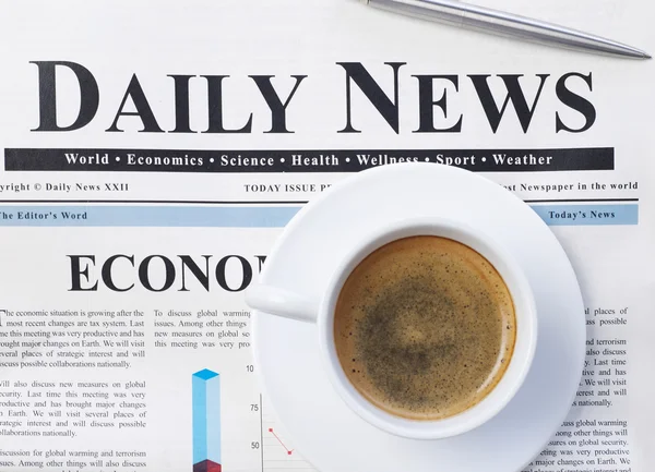 Notícias diárias e café — Fotografia de Stock