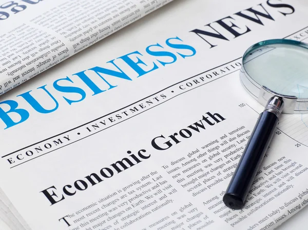 Schlagzeile über Wirtschaftswachstum in der Zeitung — Stockfoto