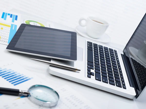 Financial working at desk — Stock Photo, Image