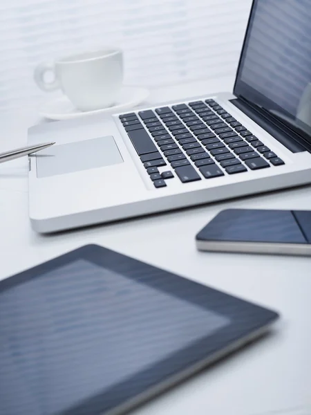 Mobiele apparaten op tafel — Stockfoto