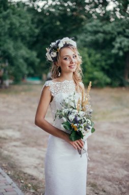 Rustik güzel genç gelin buketi ve çelenk