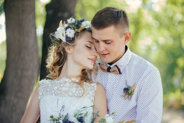 Young bride and groom gently tilted  heads — Stock Photo, Image