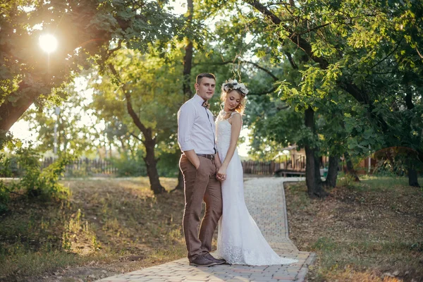 Beau couple de mariage debout tenant la main — Photo