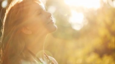 Günbatımında bir kadın portresi