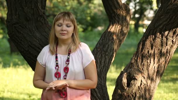 Portrait de femme parlant sur la nature — Video