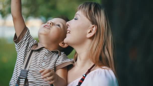 Madre con un niño Mira el cielo — Vídeo de stock