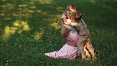 Anne ile çocuk bak oynat çimenlerin üzerinde