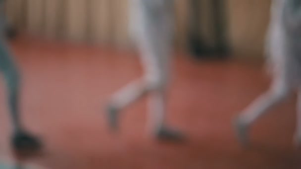 Nohy lidí v bílých šatech, chůze — Stock video