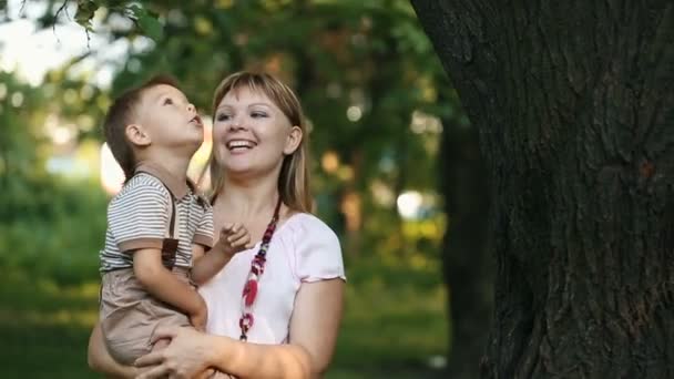 Мать с ребенком Посмотрите на небо — стоковое видео