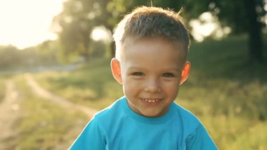 Günbatımı üzerinde gülümseyen çocuk portresi