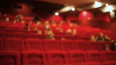 İnsanlar sinemada film izlemek