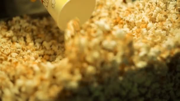 Продажа попкорна в кино — стоковое видео
