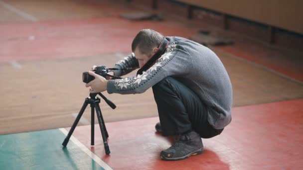 Neanderthal fotografer dengan kamera di tripod — Stok Video