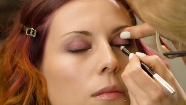 Применение макияжа карандаш для женщин — стоковое видео