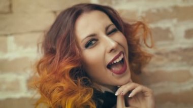 Yanıp sönen neşeli Kızıl saçlı kadın