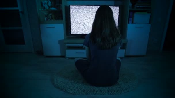 Жуткая девчонка, стирающая телевизор с зерном — стоковое видео