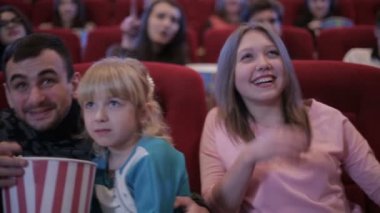 insanlar gülüyor ve sinema film izlemek