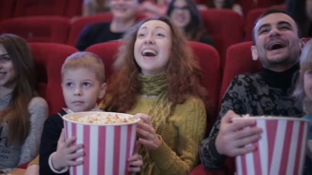 Люди смотрят кино в кино и смеются — стоковое видео