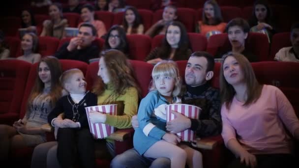 Gente viendo películas en el cine — Vídeo de stock