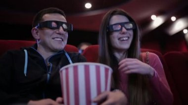 Çift waching bir film sinemada