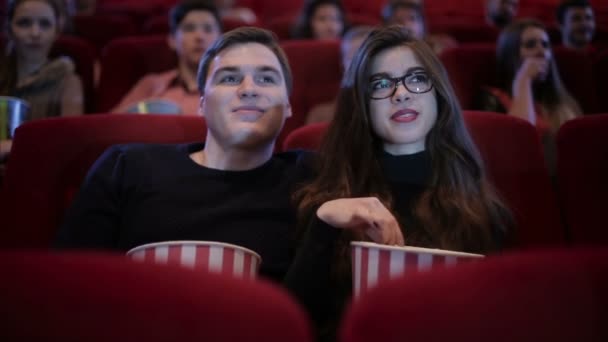 Casal em um encontro no cinema — Vídeo de Stock