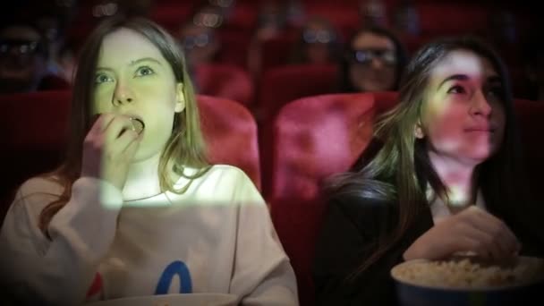 十几岁的女孩，看电影在电影院 — 图库视频影像