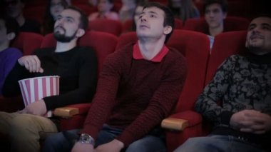 Genç adam sinemada pirating