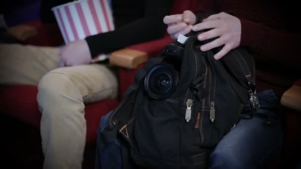 Pirataria no cinema, câmera escondida em um saco — Vídeo de Stock